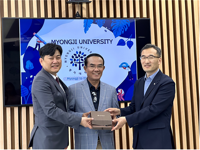 (왼쪽부터)명지대 융합헬스케어학과 이재범 주임교수,  (전)태국 교육부 장관이자 정치인인 친나원 부냐기앗, 명지대 외국인학생지원팀 곽은철 부장